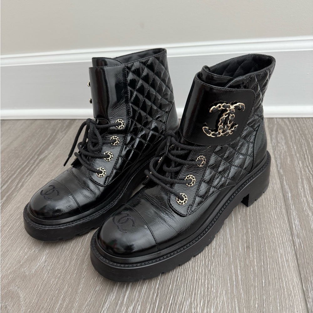CHANEL Women's Chain CC Combat Boots Quilted Leather Size 39.5 - Picture 5 of 6
